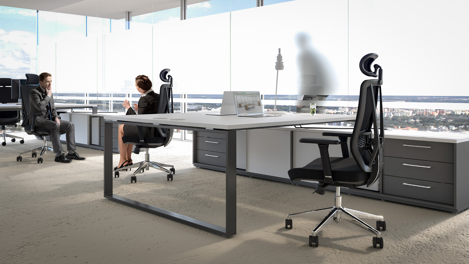 Rozmowa w przestrzeni biurowej - kobieta z mężczyzną siedzą na czarnych krzesłach obrotowych, w otoczeniu stanowisk pracy.